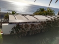 Günstige römische Sonnenmarkise 2,1x5 m auf einer Terrasse direkt am Meer und Strand montiert