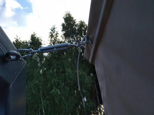 Stabile Befestigung des Premium römischen Terrassenrollos mit Spannschloss aus Stahl und Karabiner