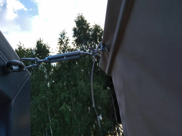 Stabile Befestigung des Premium römischen Terrassenrollos mit Spannschloss aus Stahl und Karabiner
