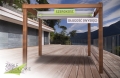 Wasserdichtes Premium-Sonnensegel ausziehbar auf Holzpergola mit Breiten- und Längenangabe