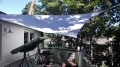 Wasserdichtes rechteckiges Sonnensegel 3x4 m über der Terrasse spendet Schatten und moderner Gartenlook