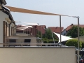 Wasserdichtes Sonnensegel 3x5 m in Beige auf einer Terrasse als Premium-Sonnenschutz montiert