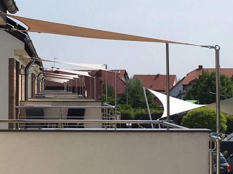 Vela ombreggiante rettangolare impermeabile premium 4,2x4,7 m montata sopra il balcone come protezione solare