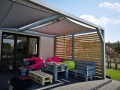 Wasserdichtes Premium Sonnensegel 2x2 m auf Terrassenkonstruktion über Palettenmöbeln und Ruhebereich