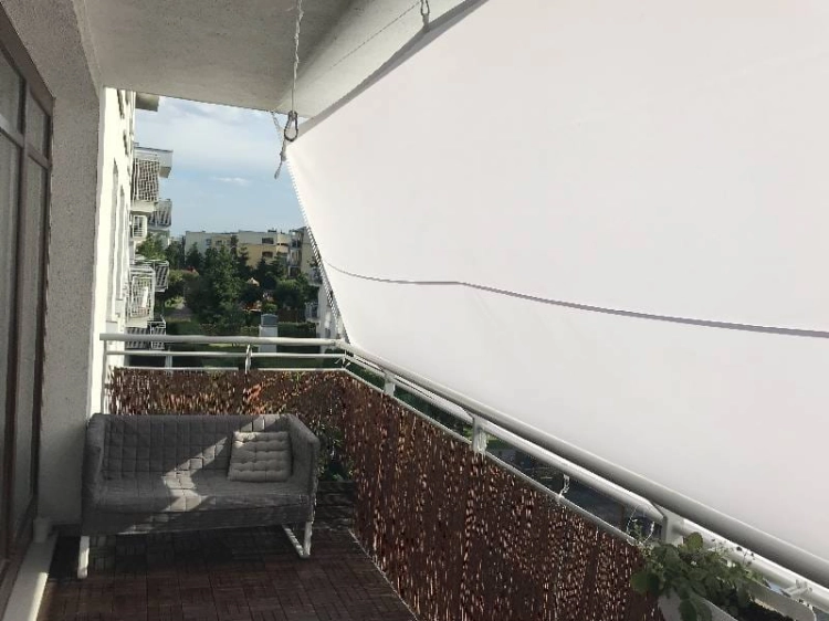 Weißes Sonnensegel wasserdicht auf dem Balkon montiert als Sonnenschutz Premium 2x2 m