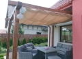 Ausziehbares wasserdichtes Sonnensegel 3x3 m Premium in Beige auf einer Holzpergola über Terrassenmöbeln