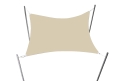 Wasserdichtes quadratisches Sonnensegel 2x2 m in Beige, montiert an vier Masten