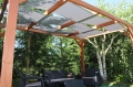 Toldo para pérgola blanco impermeable 0,5x5 m montado sobre estructura de madera sobre muebles de jardín