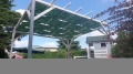 Wasserdichtes Pavillon-Segel mit Blattmuster an einer Holzpergola im Garten montiert.