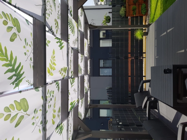 Fascia per gazebo impermeabile con stampa a foglie verdi montata come protezione solare sulla struttura del gazebo