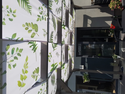 Telo per gazebo impermeabile con stampa di foglie verdi montato su una copertura in legno per terrazza