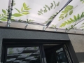 Wasserdichtes Pavillon-Segel mit Blattmuster montiert auf einer Terrassen-Holzkonstruktion