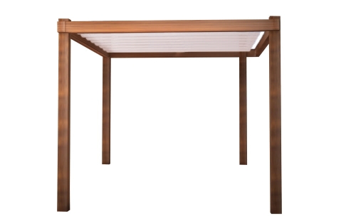 Pergola da giardino in legno con vela ombreggiante avvolgibile bianca montata su sfondo chiaro
