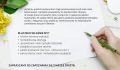 Werbung eines polnischen Herstellers von maßgeschneiderten Sonnensegeln mit einer Liste von Vorteilen auf weißem Hintergrund neben einer Hand mit Bleistift