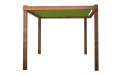 Tenda a vela scorrevole verde impermeabile su misura montata su una pergola da giardino in legno