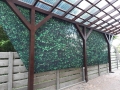 Tenda da giardino resistente con stampa a foglie verdi, montata su misura sotto la copertura di un terrazzo
