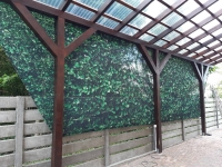 Strapazierfähiger Gartenvorhang mit grünem Blattmuster, maßgefertigt unter einer Terrassenüberdachung montiert