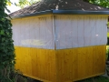 Tenda da giardino stampata su misura montata su un gazebo in legno protegge dal sole e dagli insetti