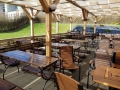 Tenda a striscia parasole montata su struttura in legno del terrazzo con mobili da giardino su misura