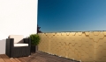Gouden balkonafscherming met geometrisch 3D-zeshoekpatroon, gemonteerd op de terrasreling.