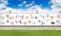 Måttanpassat balkongskydd med färgstarkt djuralfabet mot en bakgrund av blå himmel och metallstängsel
