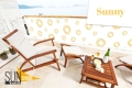 Protección publicitaria para balcón Sunny con estampado de círculos amarillos montada en barandilla de terraza con muebles de jardín
