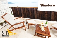 Balkonbespannung mit Holzoptik-Druck schirmt Terrasse mit Gartenmöbeln und Meerblick ab