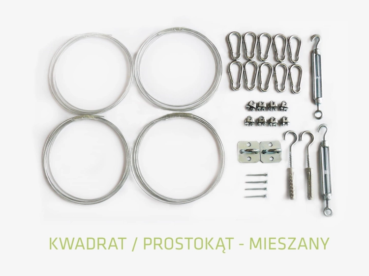 Montážna sada pre tieniacu plachtu: oceľové lanká, karabíny, napínače, svorky a úchyty na bielom pozadí
