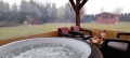 Prelată transparentă la comandă pentru terasă cu vedere la grădină, jacuzzi și mobilier de grădină