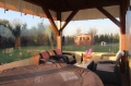 Genomskinlig måttanpassad presenning som skyddar ett lusthus i trä med utemöbler och Lay-Z-Spa jacuzzi