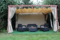 Store romain pare-soleil en HDPE beige sur mesure installé sur une pergola de terrasse en bois avec salon de jardin