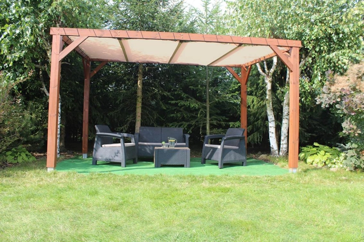 Maßgefertigtes HDPE Sonnensegel an einer Holzpergola mit Gartenmöbelset auf dem Rasen