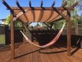 Premium wasserdichtes ausziehbares Sonnensegel 2,5x4 m montiert unter einer Holzpergola mit Hängematte