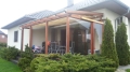 Wasserdichtes, beige ausziehbares Sonnensegel montiert auf einer Premium Holz-Terrassenpergola