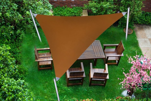 Braunes dreieckiges Sonnensegel über Gartenmöbel-Set aus Holz auf einem Rasen