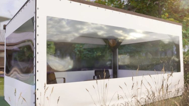 Weiße Terrassenplane nach Maß mit großem Klarsichtfenster zum Schutz der Gartenlaube vor Wind und Regen
