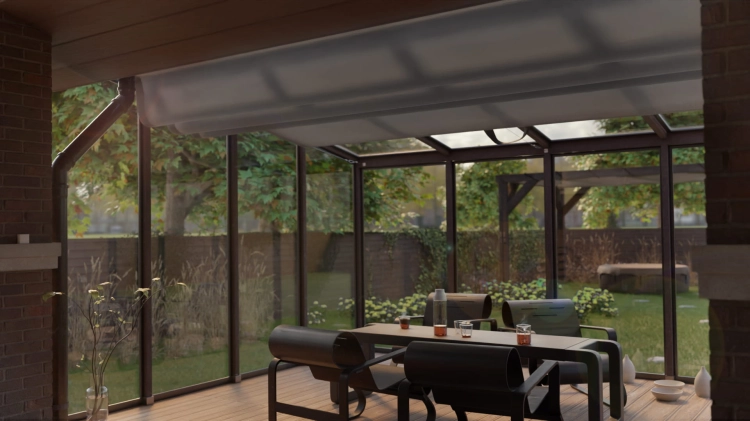 Tenda da sole orizzontale su misura installata sotto il tetto in vetro di un moderno giardino d'inverno