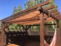 Wasserdichtes, ausziehbares Premium Sonnensegel 3x3 m montiert auf einer Holzpergola für die Terrasse