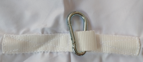 Moschettone in metallo e nastro di fissaggio bianco su vela ombreggiante impermeabile su misura