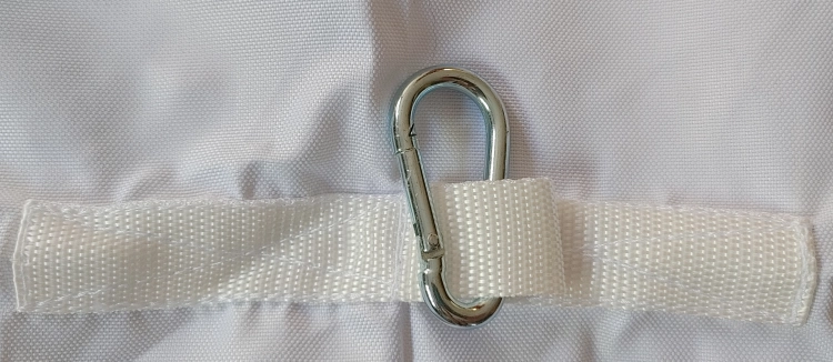 Moschettone in metallo e nastro di fissaggio bianco su vela ombreggiante impermeabile su misura