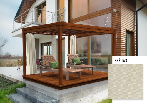 Beige waterdicht tuingordijn op maat op een houten pergola met ligstoelen op het terras van een modern huis