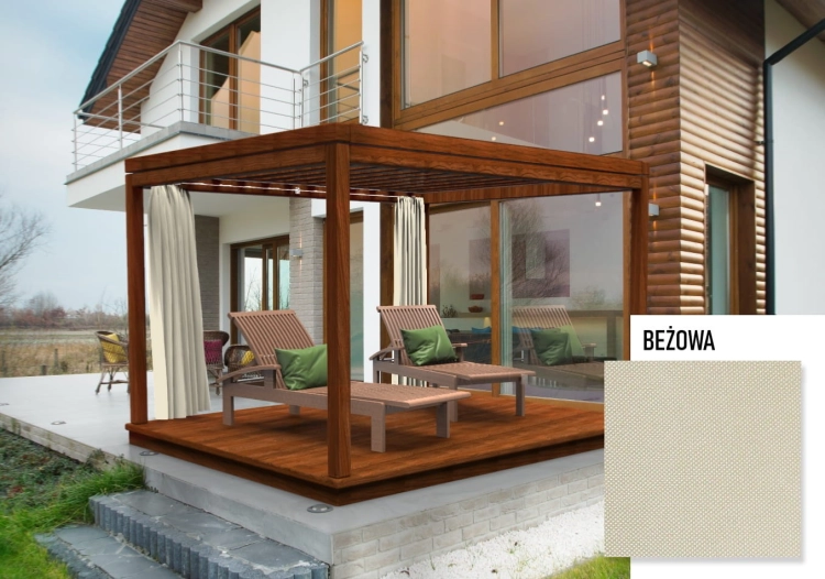 Beiger wasserdichter Gartenvorhang nach Maß an einer Holzpergola mit Liegestühlen auf der Terrasse eines modernen Hauses