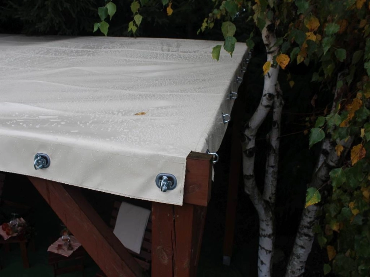 Copertura chiara per terrazza in PVC su misura, fissata con staffe alla struttura in legno del gazebo