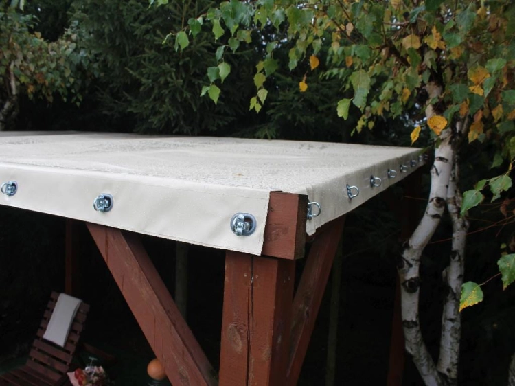 Ganzjähriges weißes PVC-Terrassendach nach Maß, mit Drehverschlüssen an einer Holzkonstruktion befestigt