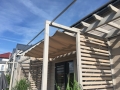 Beiges wasserdichtes Sonnensegel ausziehbar auf Premium Holz-Terrassenpergola in den Maßen 3x5 m