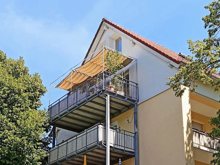 Wasserdichtes, ausziehbares Sonnensegel 1,5x5 m Premium als Sonnenschutz auf dem Balkon montiert