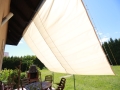 Wasserdichtes Sonnensegel 3x5 m in Creme über einer Terrasse mit Lounge-Möbeln montiert