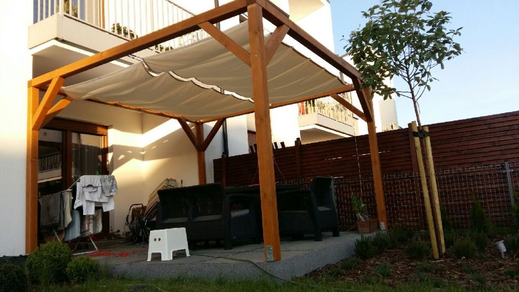 Uitschuifbaar schaduwdoek op houten pergola met tweedraads montageset boven terrasmeubilair