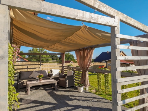 Wasserdichtes, ausziehbares Sonnensegel 3x5 m montiert auf einer Holzpergola über der Terrasse