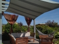 Graues rechteckiges Premium Sonnensegel 4,2x4,7 m zur Terrassenbeschattung mit Gartenmöbel-Set und Hängematte